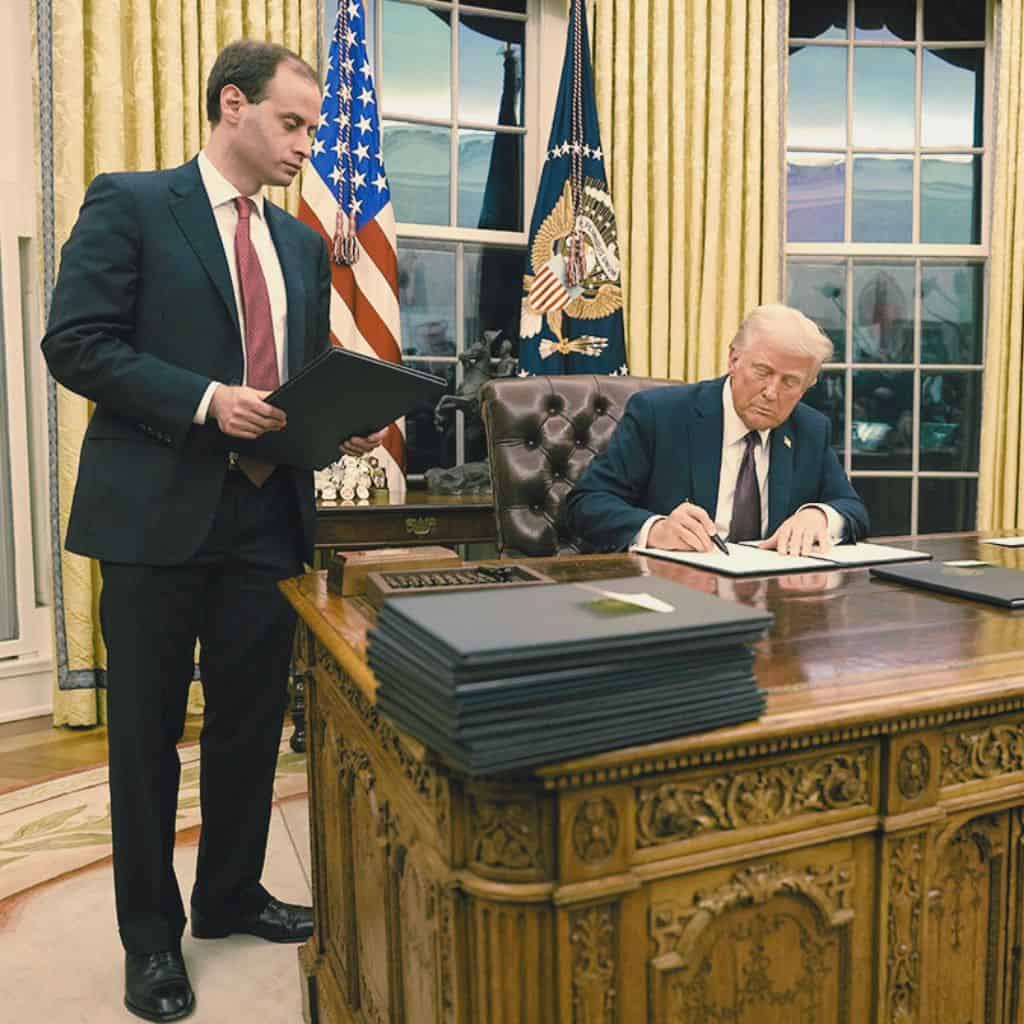 Доналд Тръмп подписва изпълнителна заповед в Овалния кабинет, свързана със стратегически биткойн резерв.