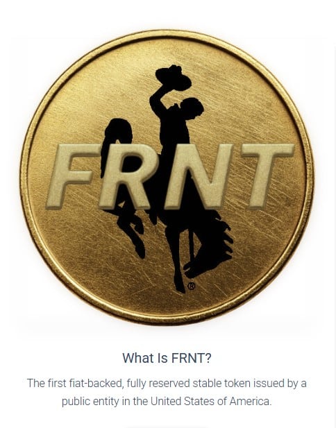 Златиста монета с надпис FRNT, символизираща първия публичен правителствен стейбълкойн, емитиран от щата Уайоминг.